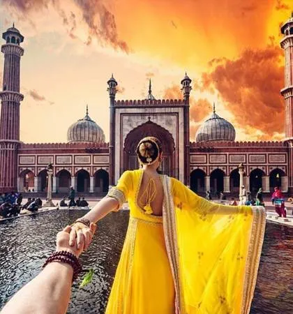 Natalia Zakharova tạo dáng trước nhà thờ Hồi giáo Jama Masjid ở New Delhi, Ấn Độ