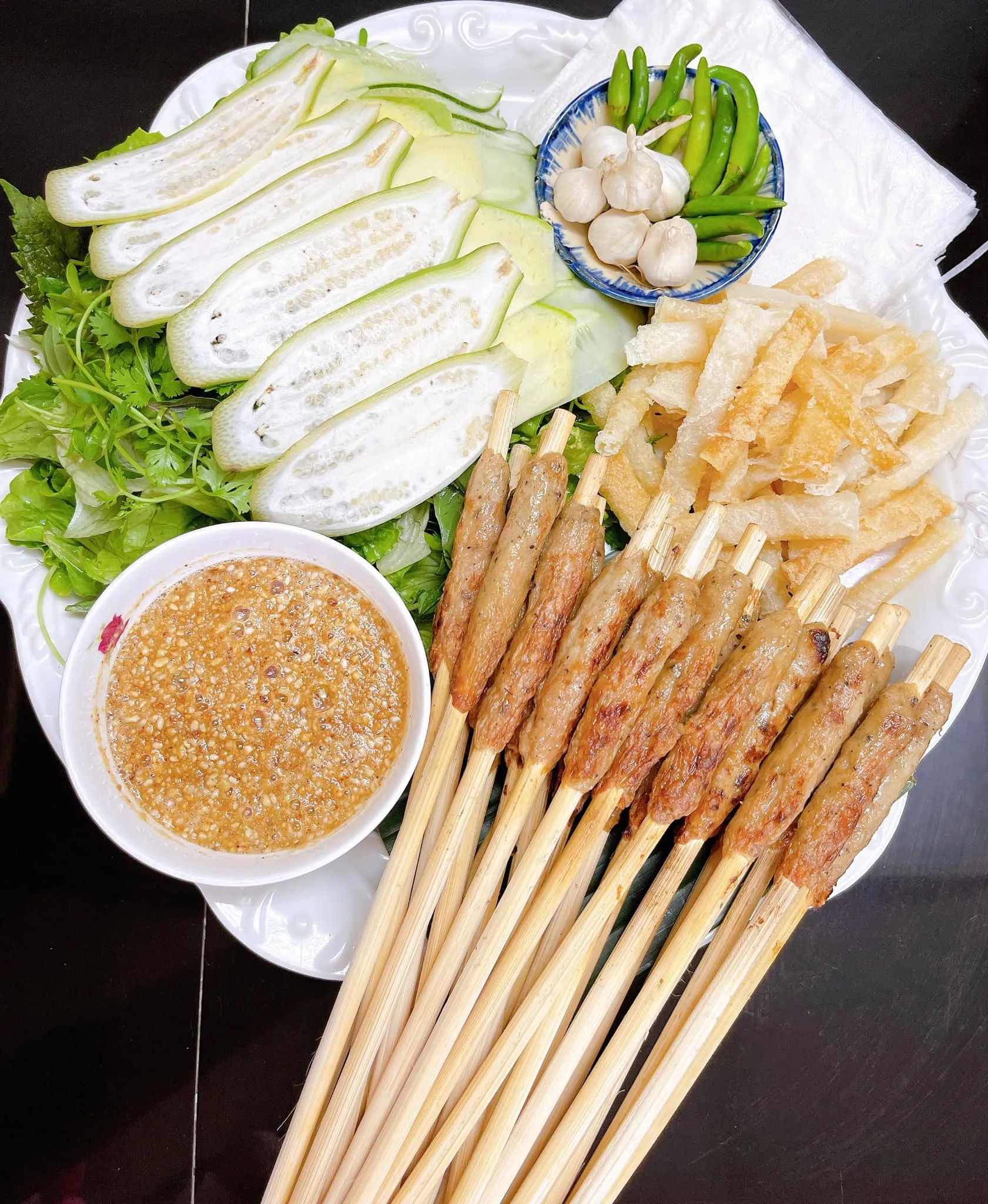 Nem nướng cuốn bánh tráng