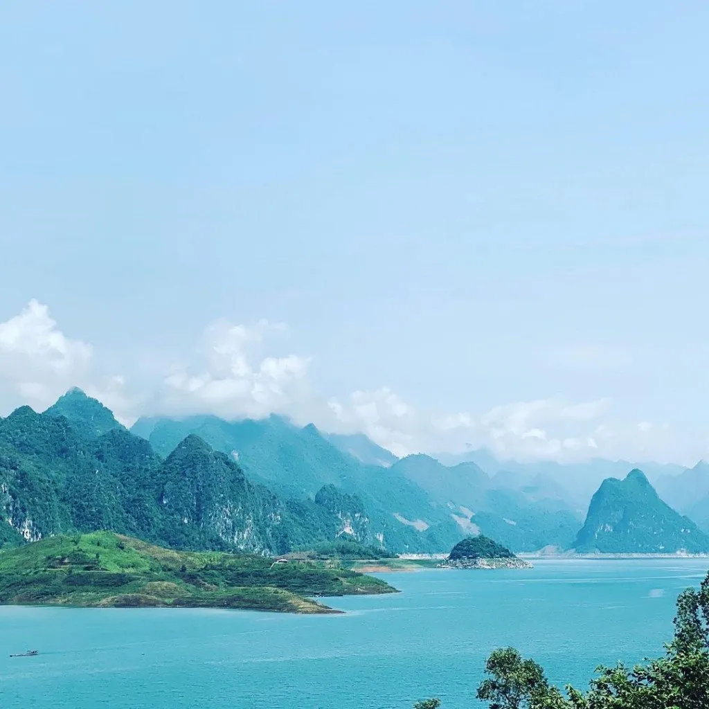 Ngắm nhìn khung cảnh tuyệt đẹp từ cầu Pá Uôn