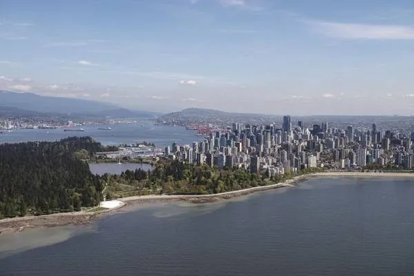 Ngắm nhìn Vancouver từ thủy phi cơ - Ảnh: Travelandtourworld