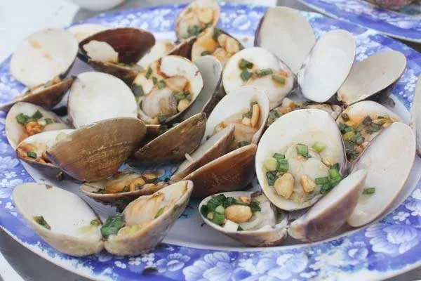 Nghêu nướng mỡ hành đầy ắp, giá chỉ 90.000 đồng/kg