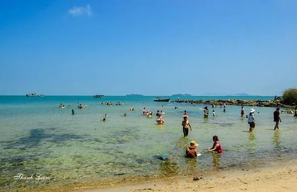  Ngoài hoạt động bơi lội, du khách còn có thể lặn ngắm san hô, câu mực...