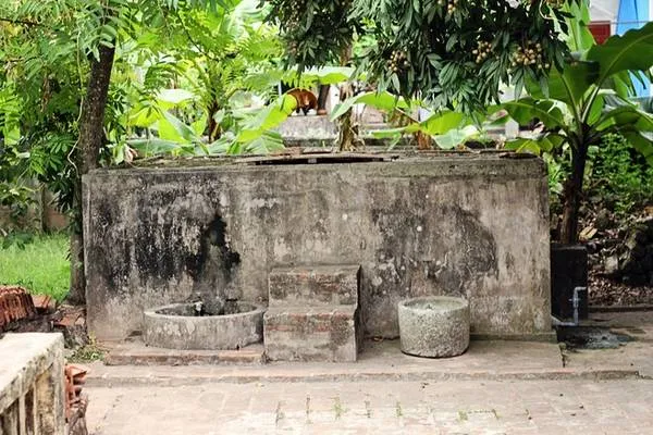Ngôi nhà Bá Kiến gắn liền với nguyên mẫu nhân vật Bá Kiến trong tác phẩm Chí Phèo của nhà văn Nam Cao.