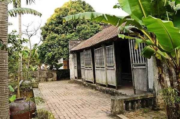 Ngôi nhà Bá Kiến tọa lạc tại làng Vũ Đại, xã Hòa Hậu, huyện Lý Nhân, tỉnh Hà Nam. Ngôi nhà cổ kính này có tuổi đời hơn 140 năm.