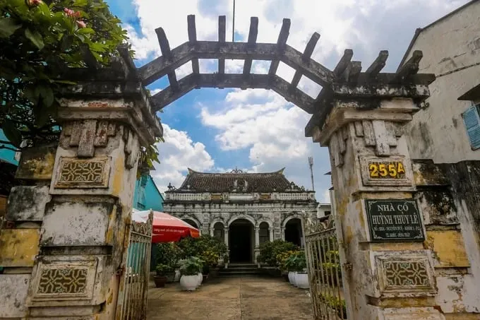 Ngôi nhà cổ Huỳnh Thủy Lê (TP Sa Đéc, Đồng Tháp) do ông Huỳnh Cẩm Thuận, một thương gia người Hoa giàu có xây dựng vào năm 1895. Kiến trúc nhà cổ là sự pha trộn hài hòa giữa phong cách phương Tây và kiểu Hoa, tạo nên vẻ đẹp độc đáo, thu hút du khách.