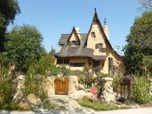 ngoi-nha-kinh-di-o-khu-dat-kim-cuong-beverly-hills-ivivu