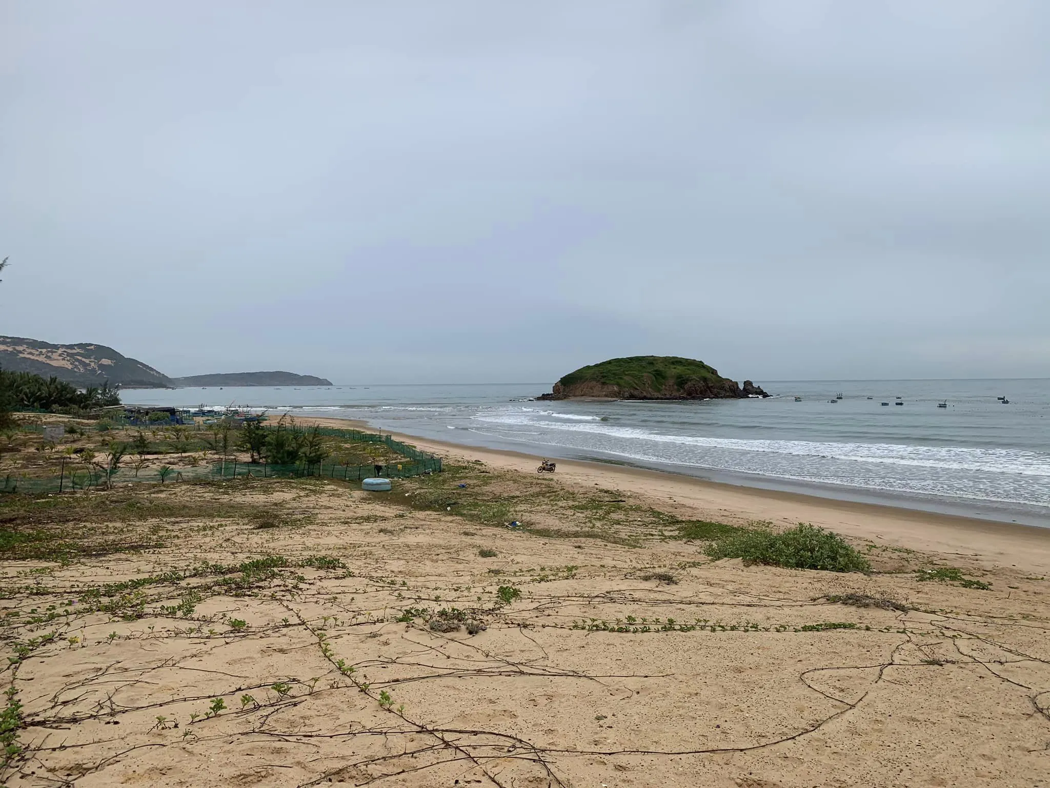 Ngư dân đánh cá trên biển Hòn Rùa