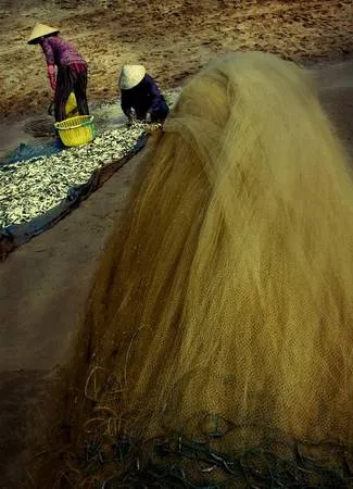 Ngư dân làng chài Vũng Tàu với làn da rám nắng đang chuẩn bị ra khơi.