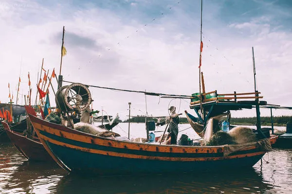 Ngư dân Lộc An đang chuẩn bị lưới cho chuyến ra khơi.