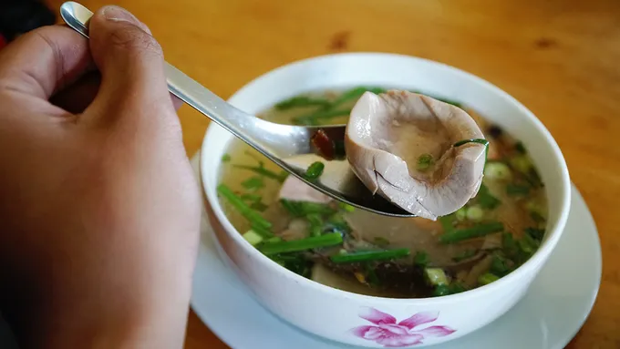 Người có sở thích riêng sẽ gọi mì xá xíu, thịt gà, vằn thắn... Bạn cũng có thể yêu cầu đầu bếp làm mì trộn khô, đồ ăn để riêng trong một tô khác cùng nước lèo. Điều nổi bật khiến quán được lòng nhiều thực khách có lẽ bởi nước lèo có vị đậm đà, ngọt từ xương, vừa miệng mà không nhiều bột ngọt. Ngoài ra, sợi mì tươi có độ dai vừa phải.