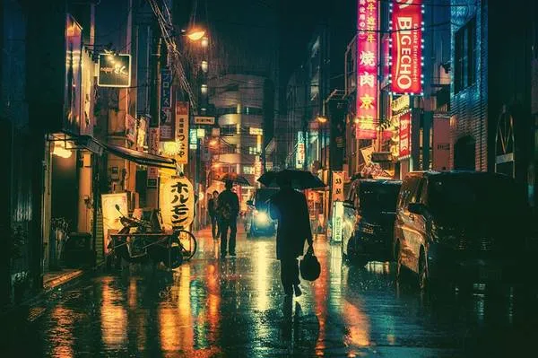 Người công chức Nhật Bản đi dưới mưa đêm.