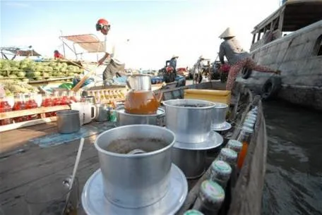 Người dân buôn bán trên chợ nổi miền Tây
