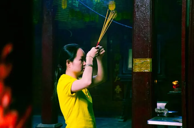 Người dân đến chùa Ông cầu bình an, may mắn