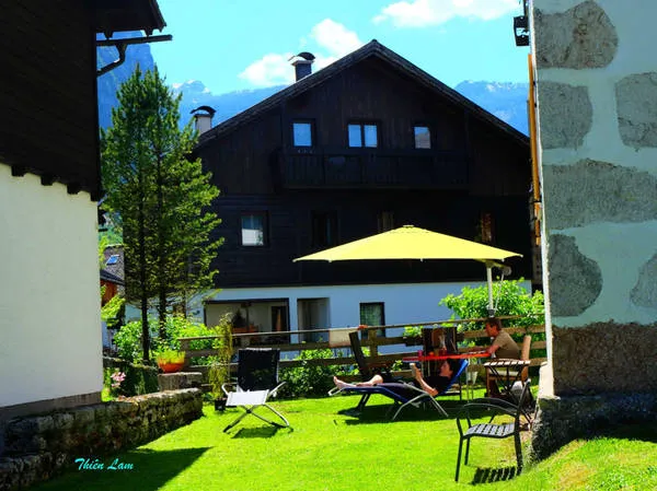 Người dân Hallstatt tận hưởng cuộc sống yên bình trong khu vườn nhà. Ảnh: Thiên Lam.