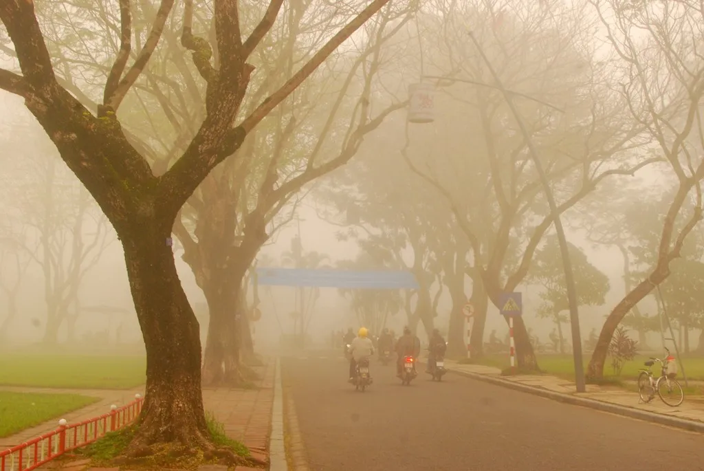 Người dân Huế đi làm trong sương sớm mùa đông