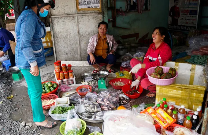 Người dân Huế trò chuyện tại chợ