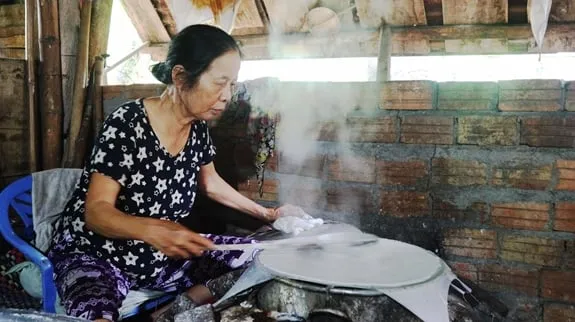 Người dân làng Túy Loan đang tráng bánh