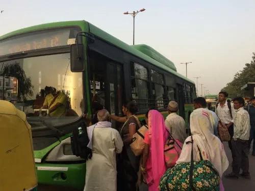 Người dân lên xe buýt ở trạm ga tàu Delhi Junction (Old Delhi) vào cuối ngày.