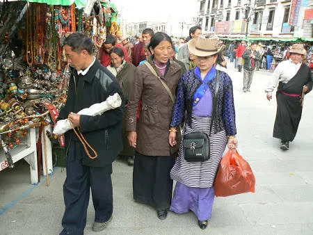 Người dân mua sắm trên phố