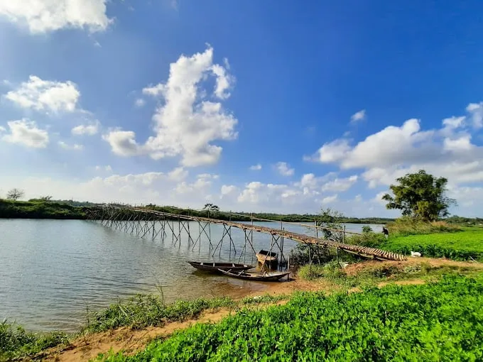 Người dân sửa lại cầu tre