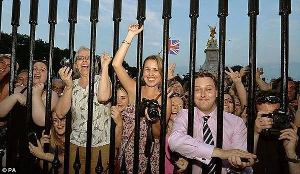 Người dân tập trung tại Điện Buckingham chào đón Hoàng tử bé.