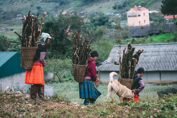 Người dân tộc H'mong trên đường ở Mộc Châu
