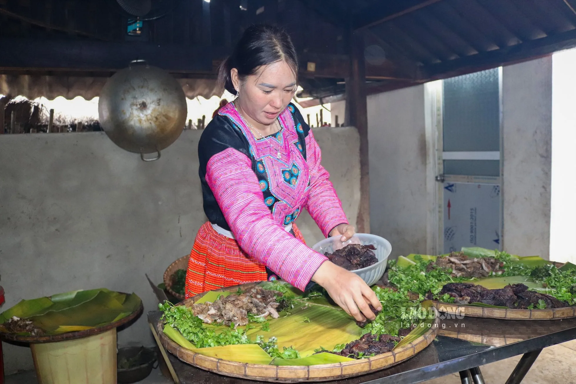 Người dân tộc Mông chuẩn bị mâm cỗ cúng tổ tiên trong ngày Tết. Ảnh: Báo Lao động.