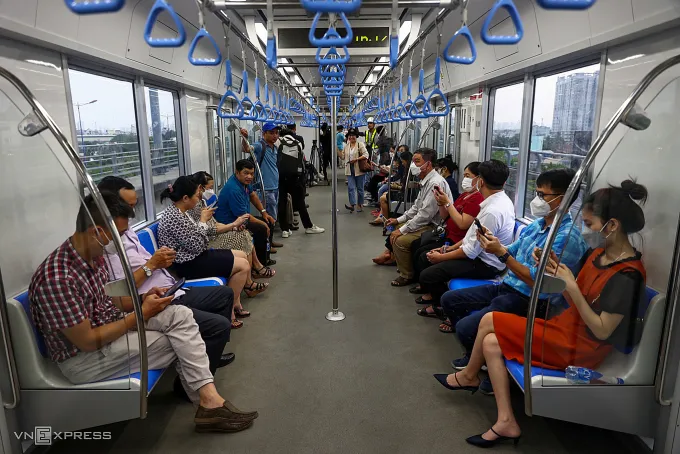 Người dân trải nghiệm tàu điện Metro số 1 Bến Thành - Suối Tiên trong ngày chạy thử. Ảnh: VnExpress