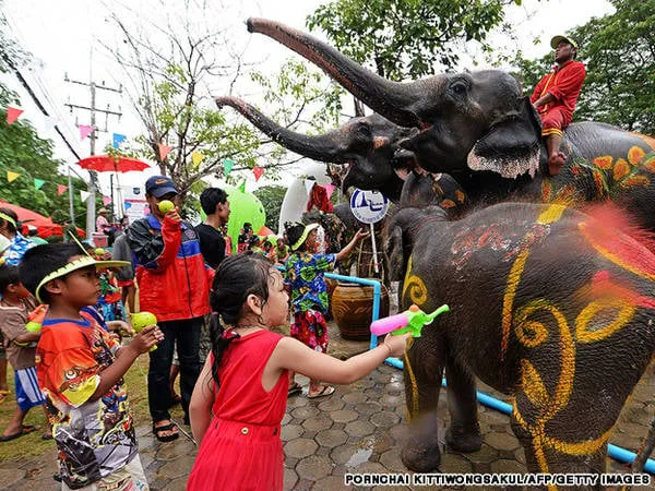 Người dân và du khách tham gia lễ hội té nước Songkran tại Thái Lan.