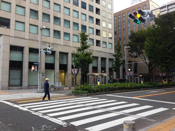 Người lao công tưới cây trên đường phố Nagoya