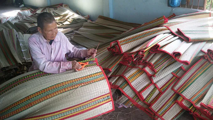 Người lớn tuổi truyền dạy kinh nghiệm cho thế hệ trẻ.
