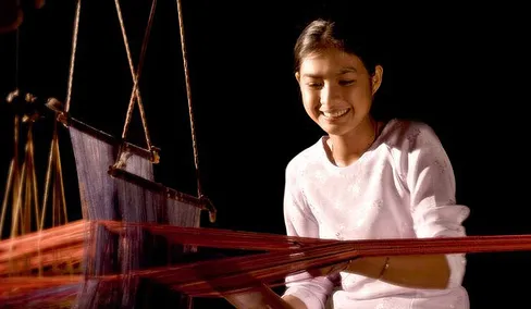 Người phụ nữ Chăm dệt vải