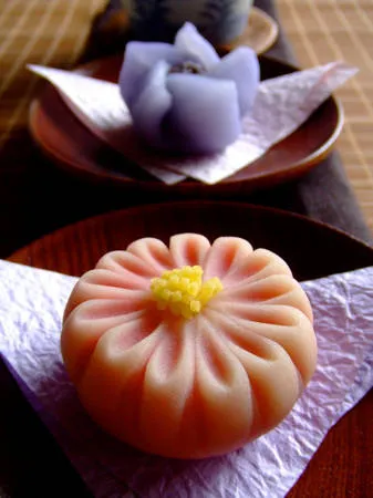 Nguyên liệu chính của Wagashi thường là bột gạo, đậu đỏ và đường