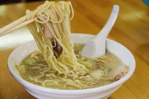 Nguyên liệu không thể thiếu của Kitakata Ramen là thịt heo và măng khô. Một số quán còn bổ sung thêm trứng luộc và hành lá. Ảnh: Trung An