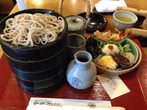 Nguyên liệu làm mì soba tại Honke Owariya bao gồm bột kiều mạch, bột mì và nước suối Kyoto. Ảnh: shuuji_shirasu.