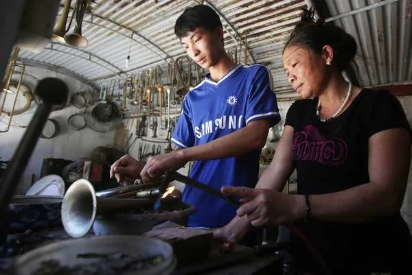 Nguyễn Trung Kiên, 19 tuổi, tiếp xúc với nghề làm kèn từ năm 10 tuổi
