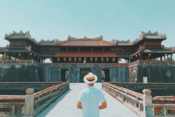 Nguyễn Tý, chàng trai đến từ Cần Thơ, đứng trước Cổng Ngọ Môn tại Kinh thành Huế. Anh có niềm đam mê du lịch và chia sẻ những hình ảnh chân thực về chuyến đi của mình.