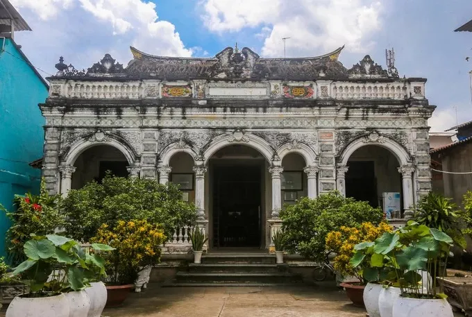 Nhà cổ Huỳnh Thủy Lê gắn liền với câu chuyện tình của ông Huỳnh Thủy Lê và nhà văn Marguerite Duras. Chuyện tình của họ đã trở thành nguồn cảm hứng cho cuốn tiểu thuyết nổi tiếng &quot;Người tình&quot;.