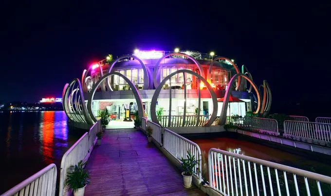 Nhà hàng 3 tầng với tầng 1 phục vụ buffet, tầng 2 và sân thượng là quầy bar, cà phê.