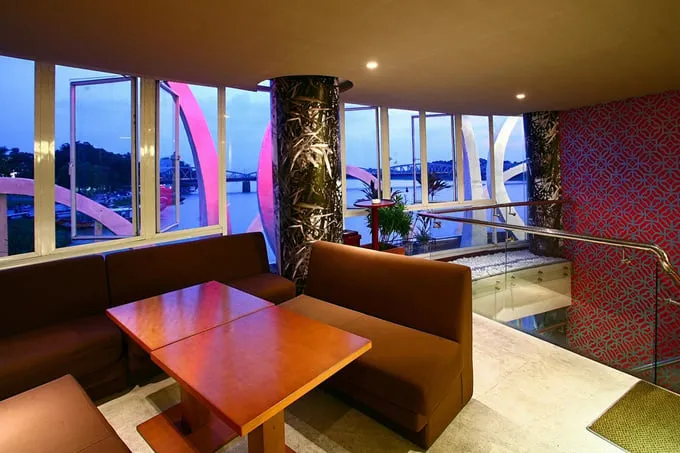 Nhà hàng có sofa lớn cho khách thư giãn thoải mái.