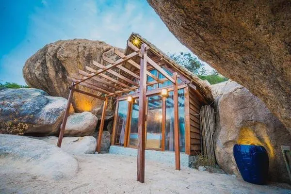 Nhà hang đá tại khu du lịch sinh thái Sao Biển