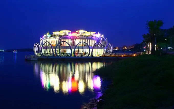 Nhà hàng hình đóa sen nằm trên dòng sông Hương, gần cầu Trường Tiền, Huế. Kiến trúc độc đáo thu hút du khách.