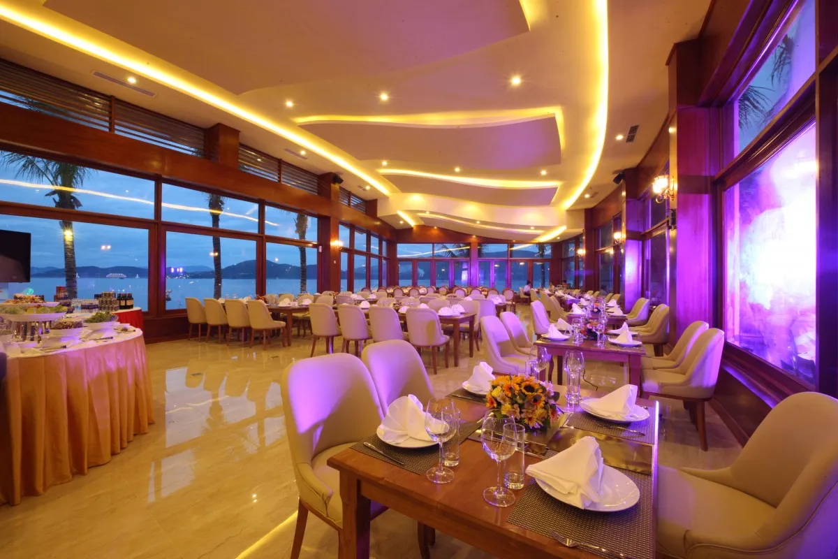 Nhà hàng Sea Breeze tại MerPerle Hòn Tằm Nha Trang.