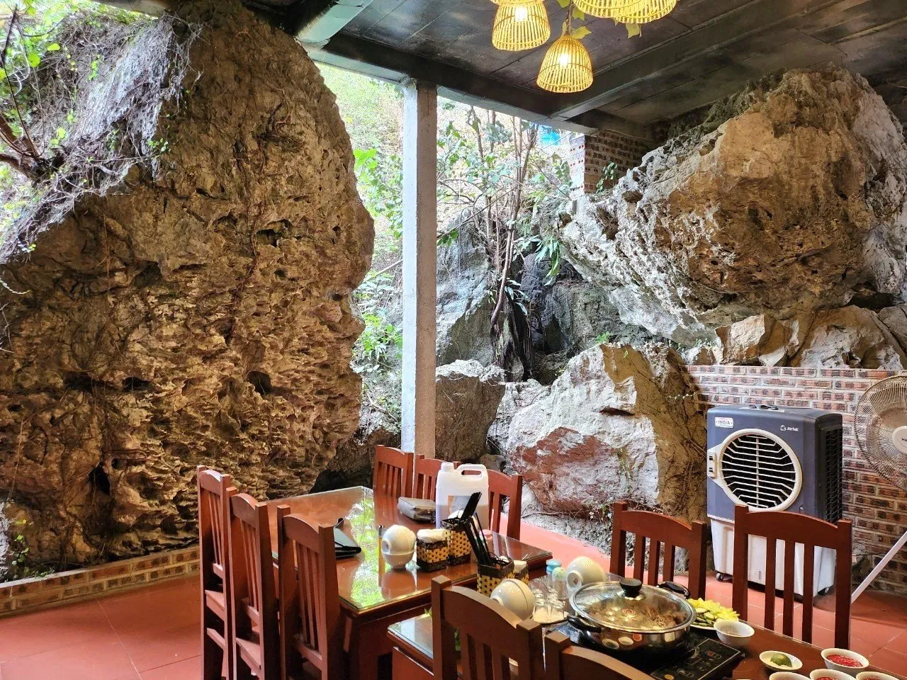 Nhà hàng trong hang núi đá Ninh Bình