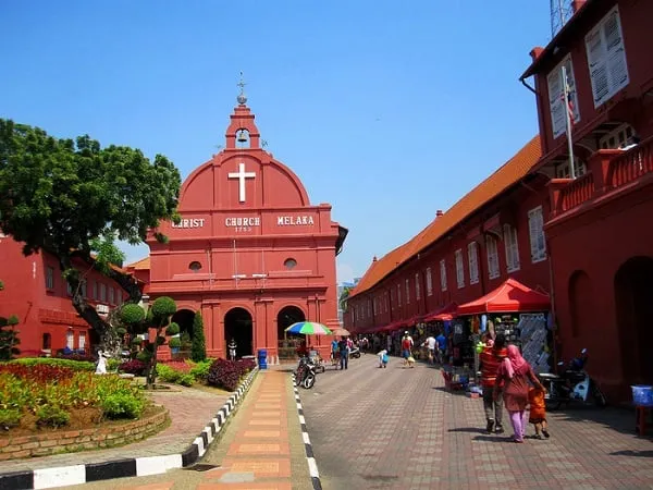Nhà thờ Christ đỏ rực nằm ở trung tâm quảng trường Hà Lan