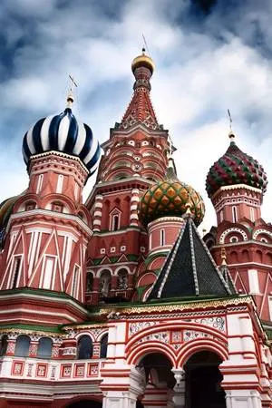 Nhà thờ St. Basil, Moscow, Nga: Nhà thờ St. Basil ở Moscow, Nga, nổi tiếng với kiến trúc độc đáo và màu sắc sặc sỡ.