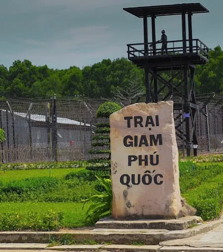 Nhà tù Phú Quốc. Alt: Cổng vào di tích lịch sử nhà tù Phú Quốc