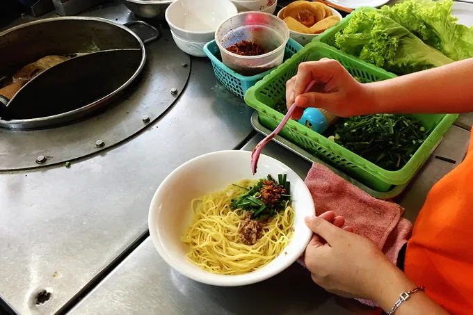 Nhân viên mỗi người một tay phụ trách một công đoạn. Mì sau khi trụng cho vào tô sẽ chuyển cho một người để cho đồ ăn, hành phi, hẹ... vào và chan nước lèo.