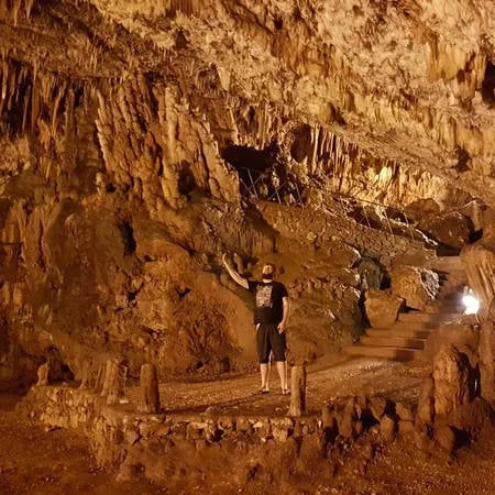 Nhũ đá trong hang động Drogarati