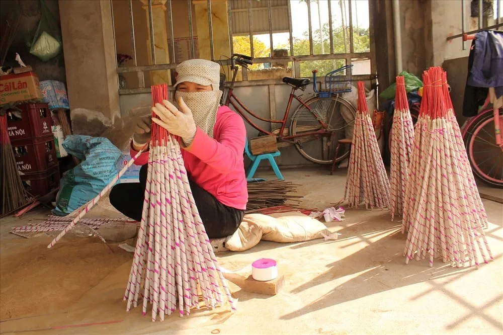 Những cây hương được cuộn lớp giấy để bó chặt lớp bột bài bên trong. Ảnh: Mai Dung.